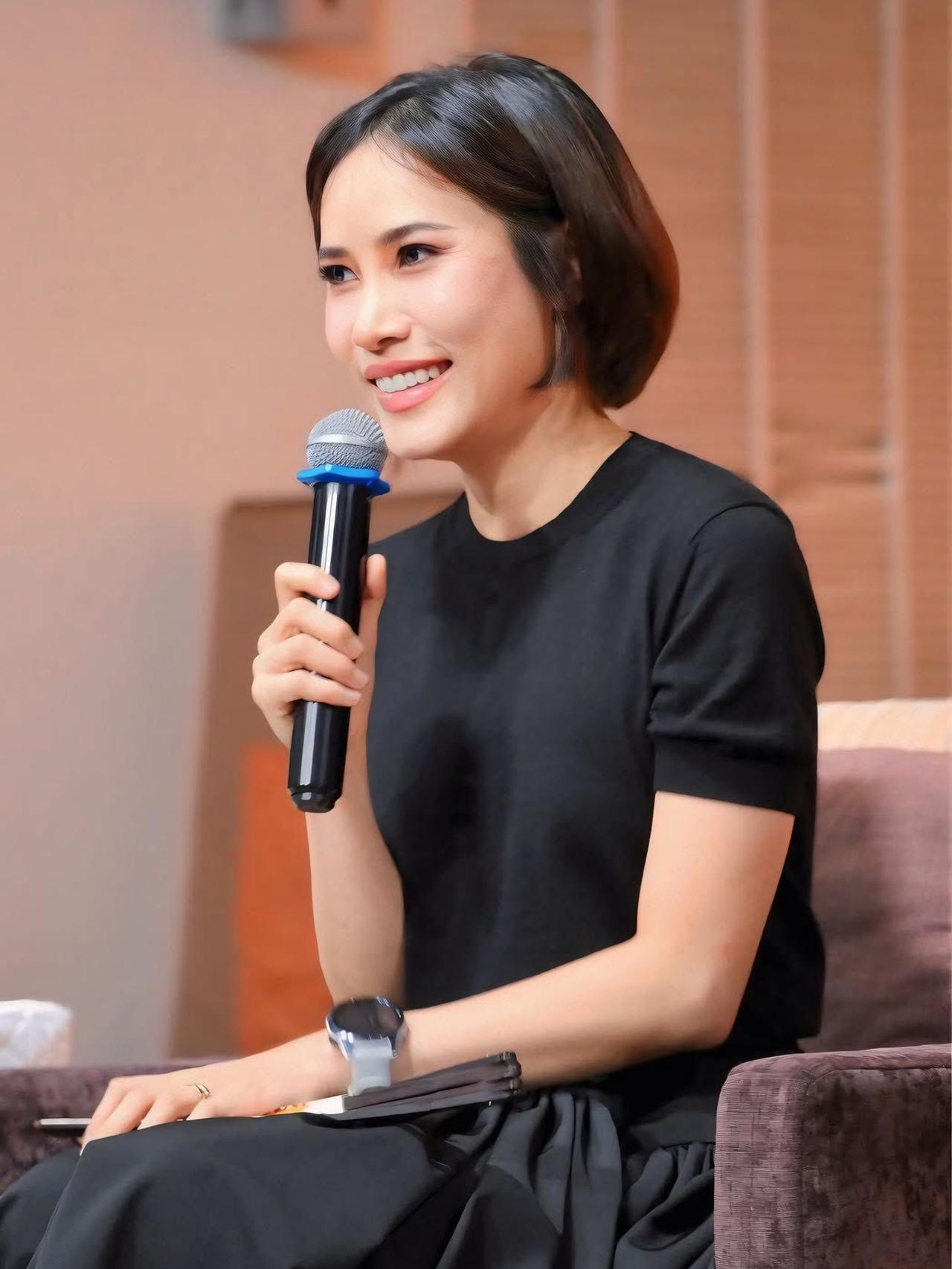 诗妮娜出席例行会议，造型简约却不失格调。齐耳短发利落，淡妆勾勒出精致面容，身着黑