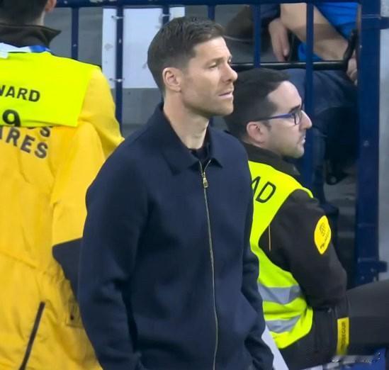 皇马是个很幽默的球队，没时间让球员练级但是有时间让教练练级。阿隆索要不是名宿+西