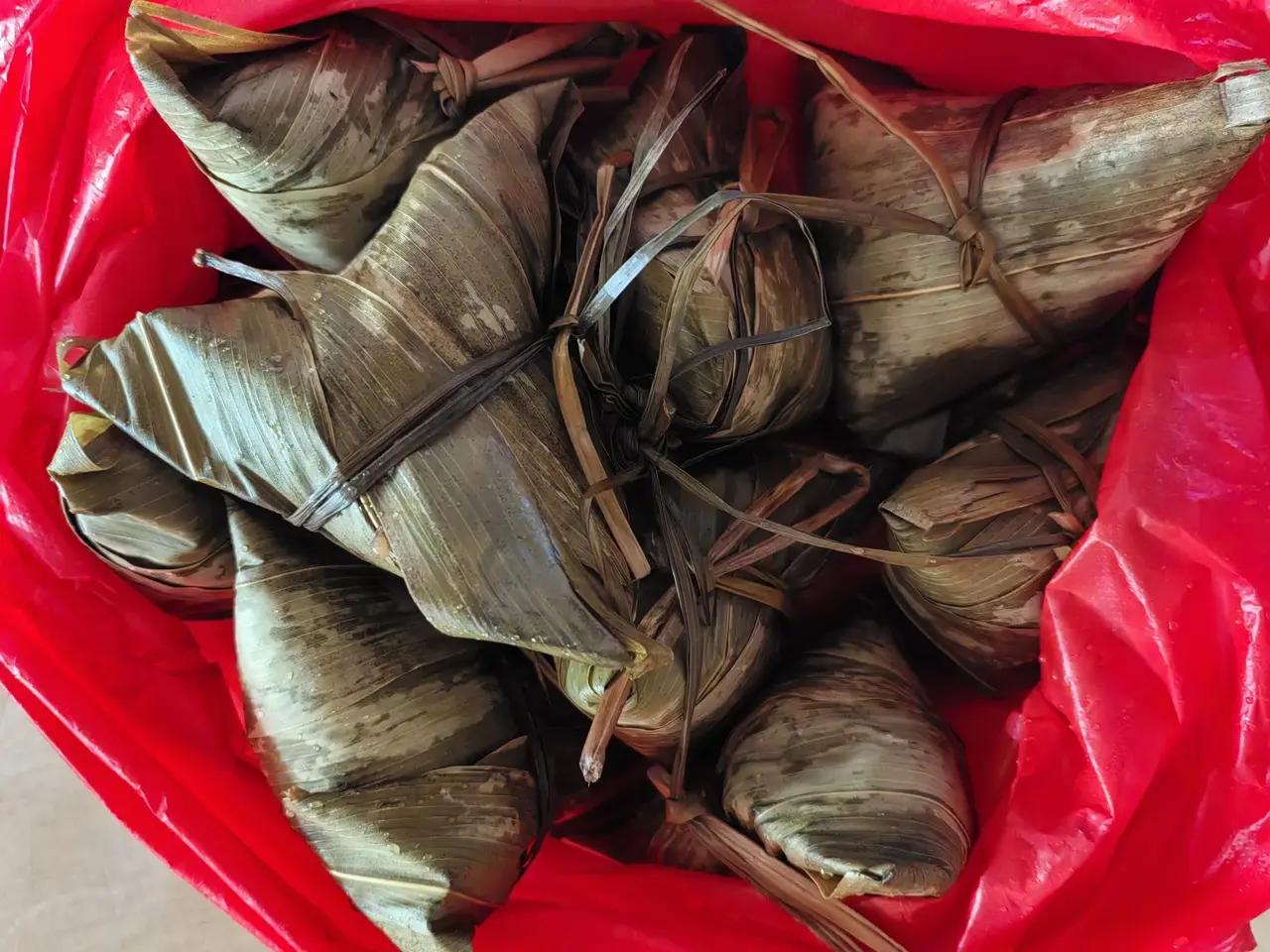 其实如果老公直白说：“多包点粽子，明天给咱爸妈和你爸妈两边都送些过去”，我完全不