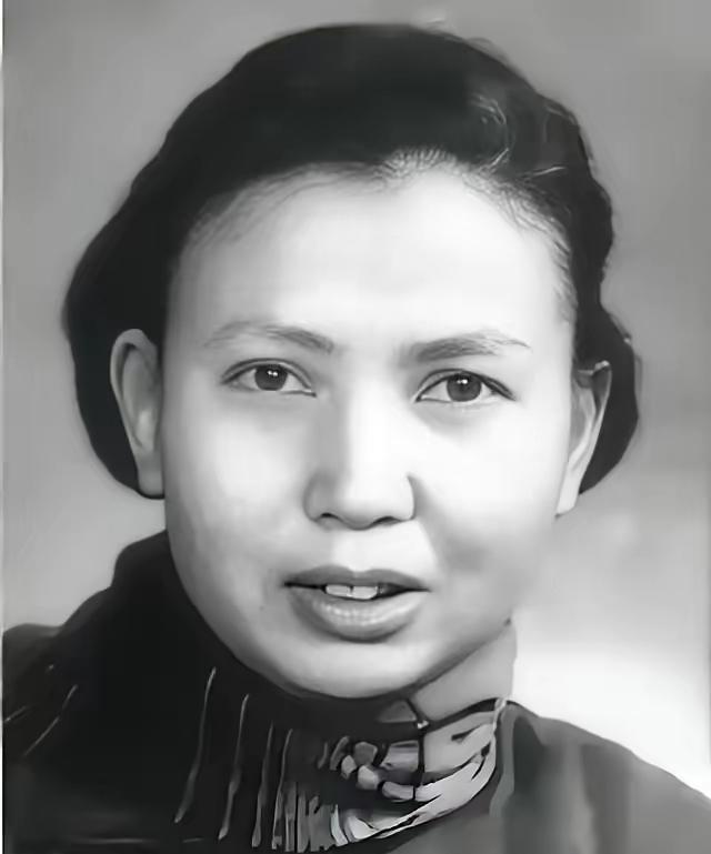 🌛1941年，21岁的女战士莫林被活埋前，敌人竟突然问：“你认识莫林吗？”
