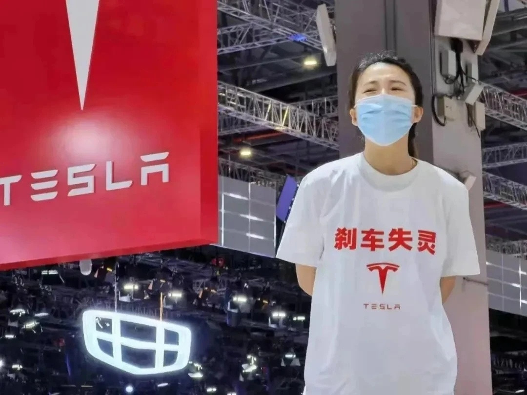特斯拉“车顶维权”事件尘埃落定，法院认定刹车失灵的指控没有事实依据，女车主构成诽