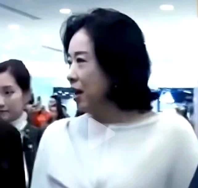 离婚17年，朱玲玲竟能重回霍家。她的底气，是生了三个儿子。很多人