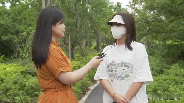 浙江嘉兴，女子去浴室洗澡，正一丝不挂地在女宾区吹头发，突然一个陌生男人钻了进来，