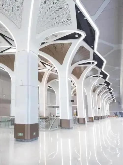 12月28日，深圳地铁13号线一期北段来了，高新中至上屋，又有一超级亮眼的艺术地