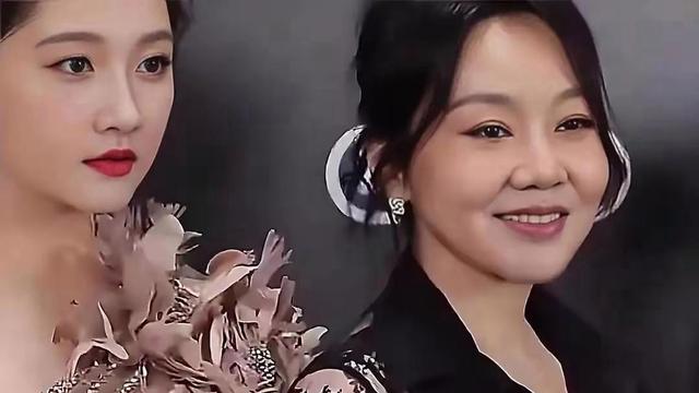 闫妮当着镜头问关晓彤：“你姓什么来着？”杨迪赶紧在旁边提醒。关晓彤一点没愣，笑着回了一句：“妈，我姓