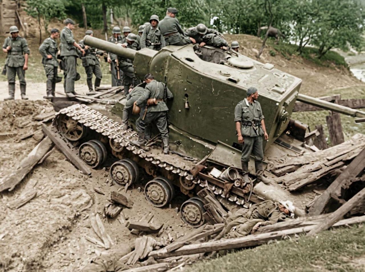 德军士兵正在检查一辆KV-2重型坦克。该坦克因自身重量过大压塌了一座木桥，导致陷