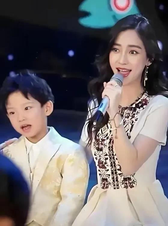 杨颖现在混的很惨，基本上接不到什么大活，不得不把家人晒出来给她赚流量。儿子当然