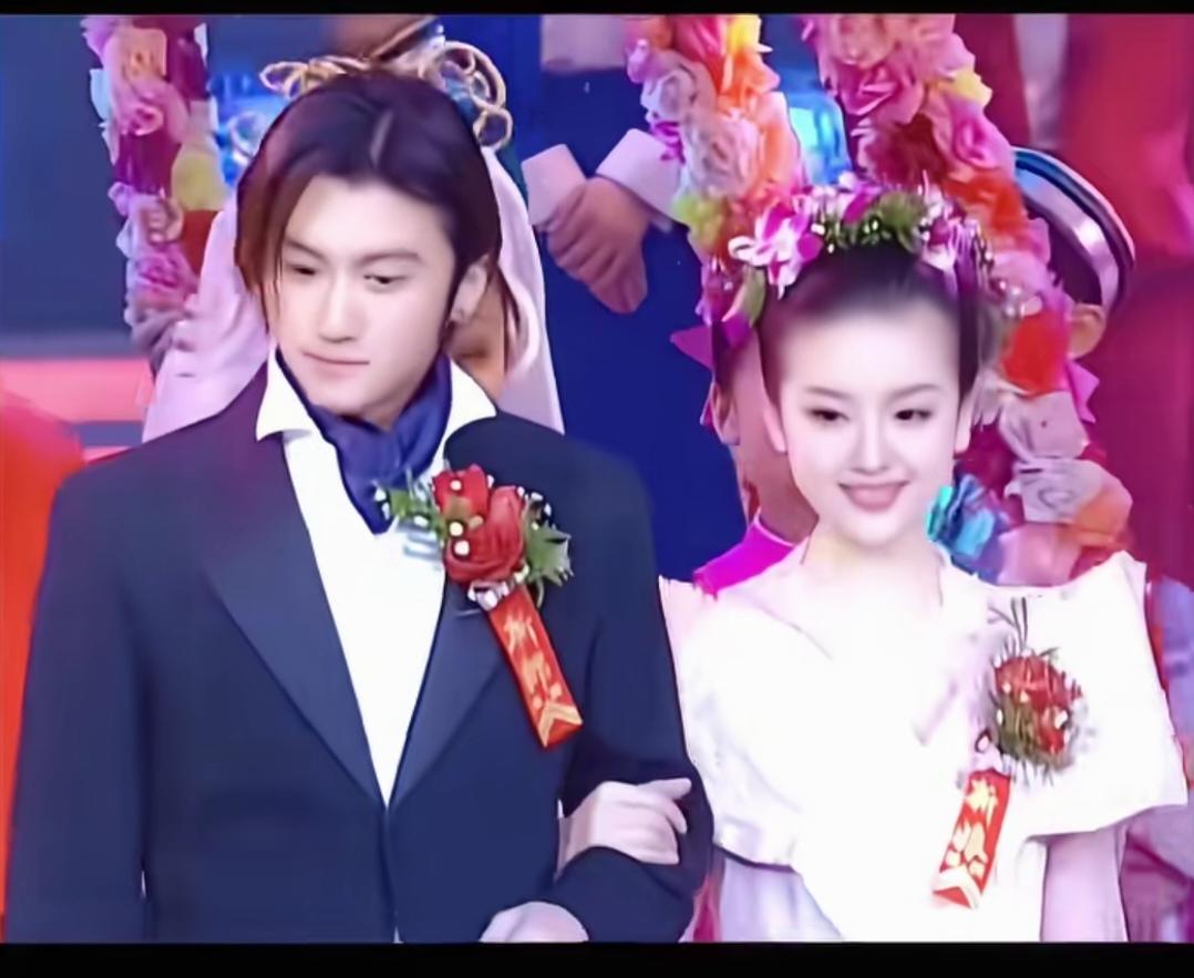 2000年时感觉这个新娘子好美，怎么跑上台来结婚了？现在才知道是谢霆锋和董洁，他