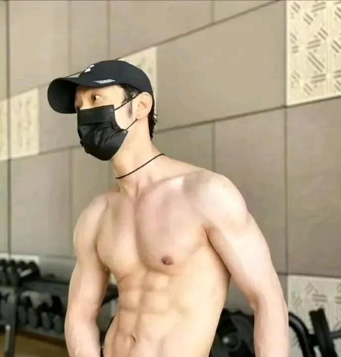 哇哇哇！48岁的“黄教主”大秀八块腹肌，性张力拉满啊！这是为新剧《潜渊》拉票吗？