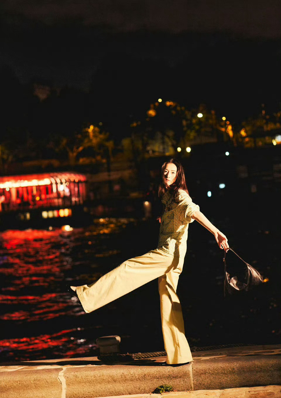 刘雯塞纳河畔旖旎的风光，潇洒阔步而来。巴黎时装周​​​