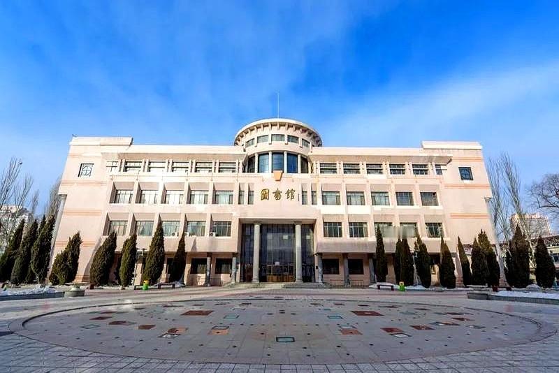 他是文科生。要考公，在法学岗和财会岗之间纠结。他已经过了法考。蹲图书馆刷题的时