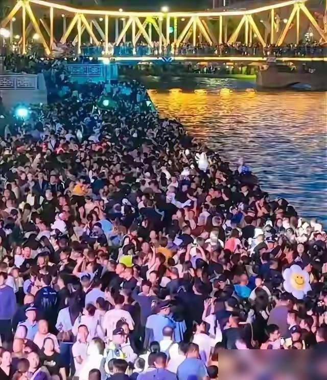 五一假期刚开启，全国各地的游客就扎堆奔着天津来旅游，可我发现一个趣事。真的太