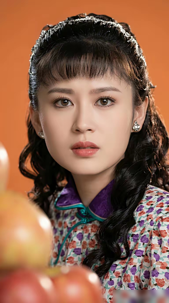 陈飞宇晒过他妈23岁的照片，直接把评论区看傻了。91年演貂蝉，琼瑶看了一眼，甩了四个字：内地第一美女