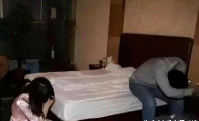 山东，男子跟着几个兄弟去足浴店洗澡，几个人是各自付钱。还约了同一个女技师，提供了
