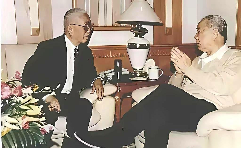 一个是开国上将。一个是开国少将。最后，俩人都干到了同一个级别——副国级。这