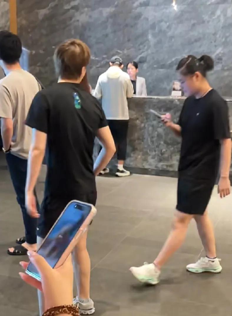 王曼昱今日日本横滨外出吃午饭，比赛已经结束，与其内耗不如好好休息和调整，回去严格