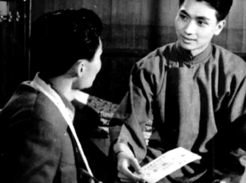 1942年，两名交通员不幸遇害，可当交通站长接过锄奸密报，展开一看，竟发现幕后黑