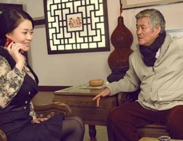 被赵本山捧红的关婷娜，既不会唱歌，也不会跳舞，更不会二人转，也没有向赵本山跪拜师