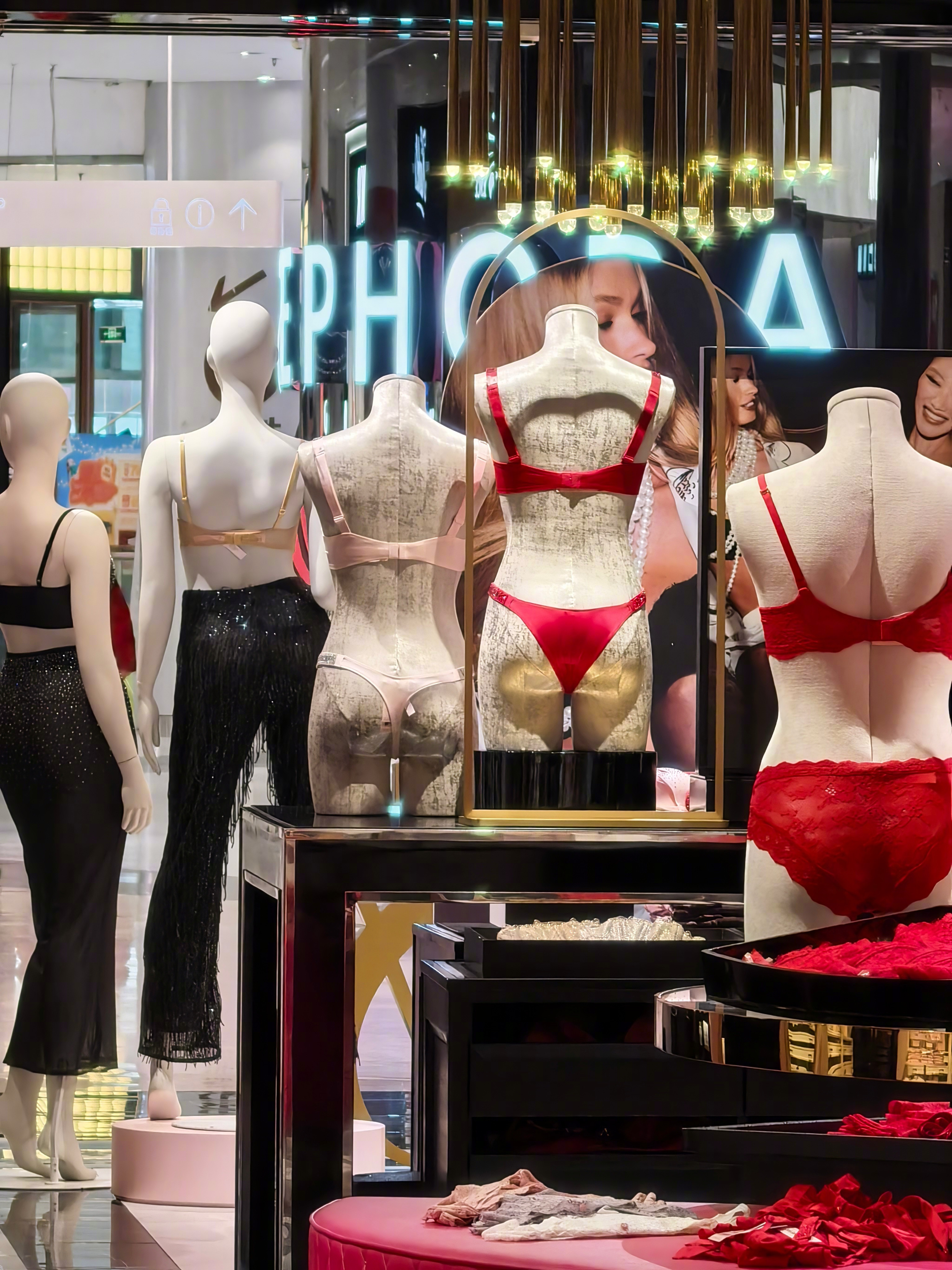 刚才和媳妇在维密内衣店里，然后我出来上厕所，完事回店里路上，在维密店门口遇到俩粉