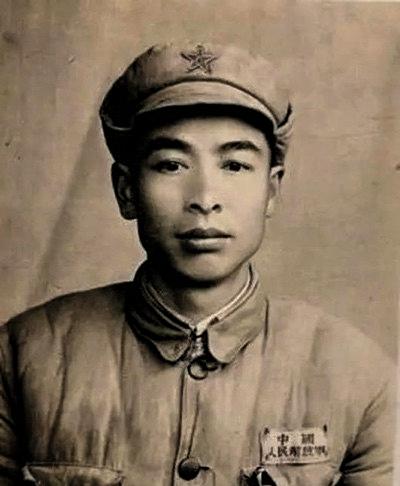 李绍珠踏上长征征途，历经湘江血战、四渡赤水、翻越雪山草地，艰难走到陕北。1935