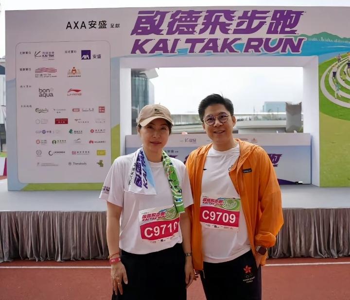 好浪漫，郭晶晶和霍启刚真的把幸福写在了脸上，照片里两人神采奕奕，穿着情侣装，情侣