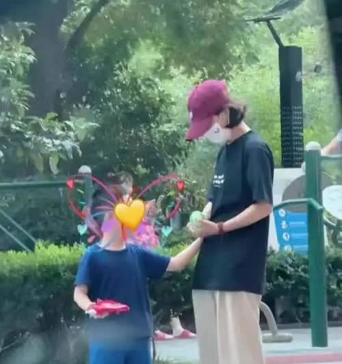 冯绍峰看到这张照片，估计得愁死了。赵丽颖在公园带着儿子想想一起玩耍。没想到六
