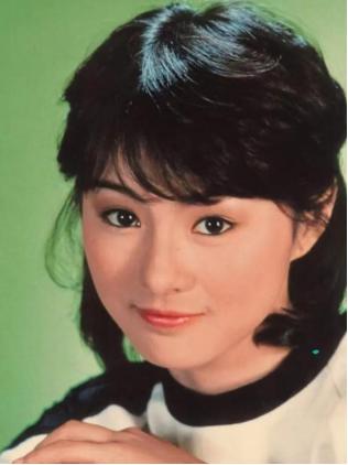 2007年，李赛凤趁丈夫出差，和体格壮硕的干儿子发生了亲密接触。正当两人关系暧昧
