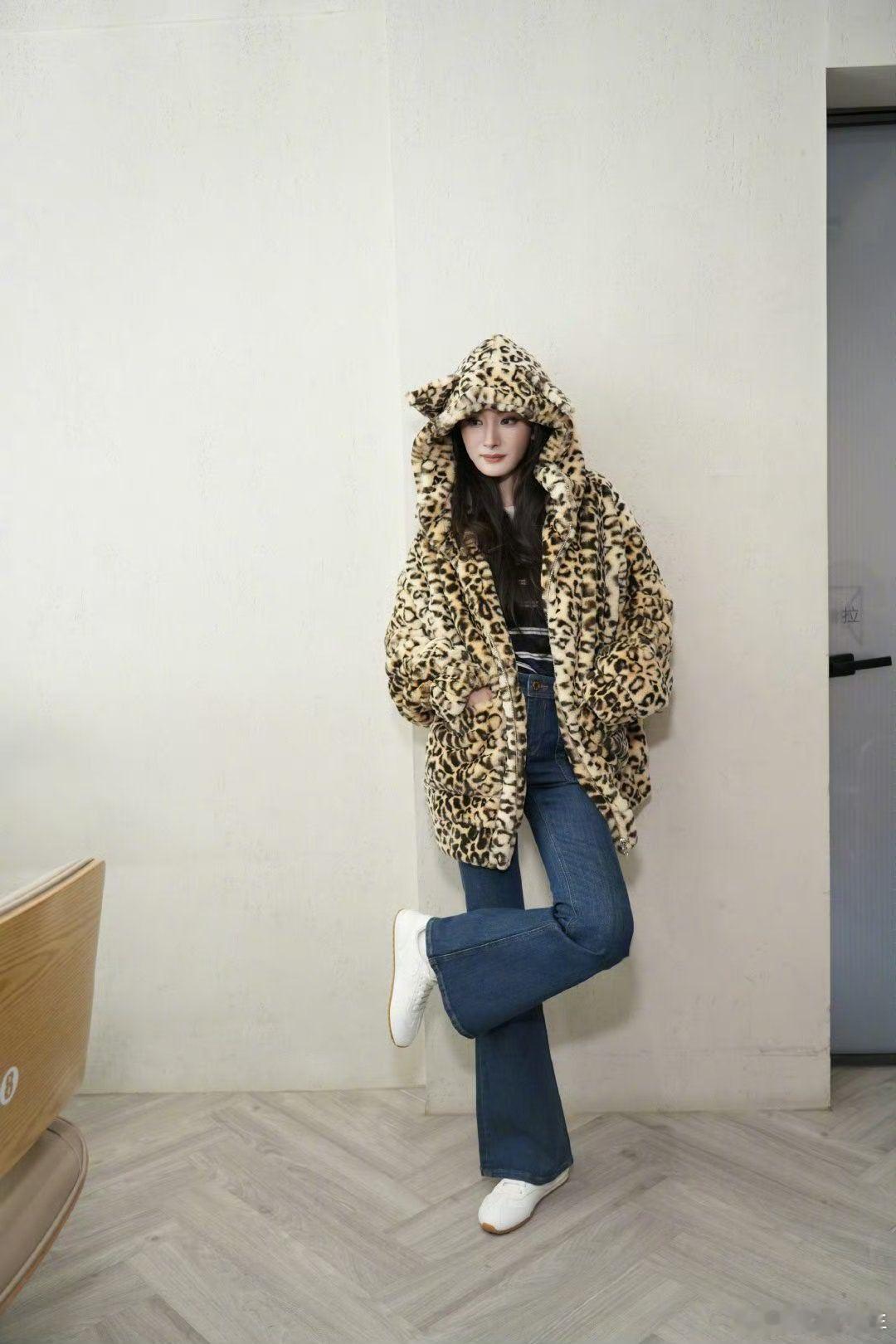 杨幂牛仔裤豹纹外套杨幂把豹纹外套和牛仔裤穿得高级又好看