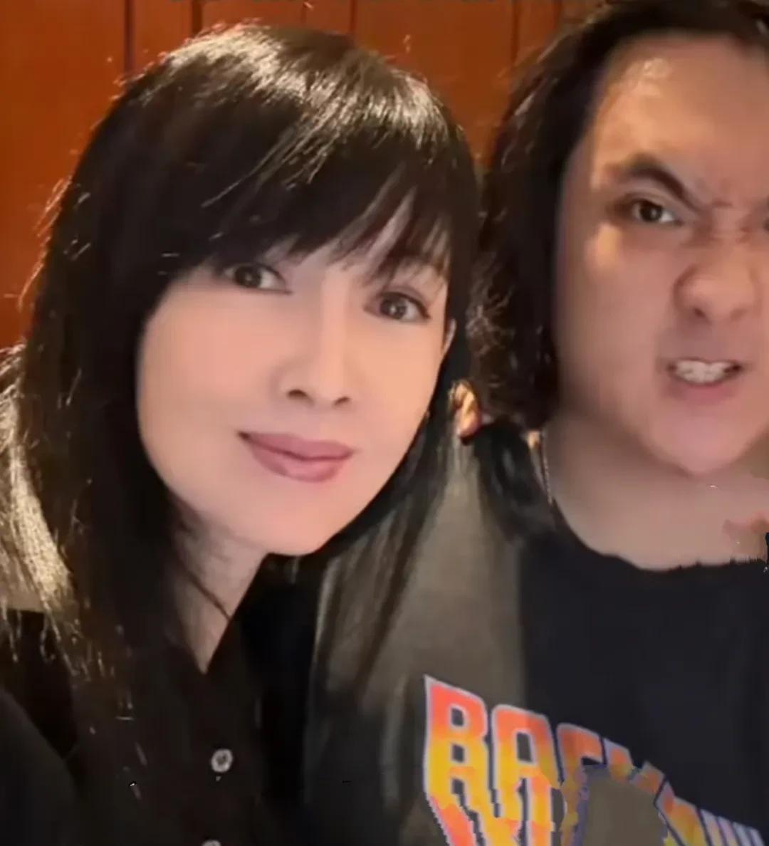 玉女掌门人周慧敏和吴镇宇儿子费曼合影照，近日，57岁的玉女周慧敏在和费曼的合影照