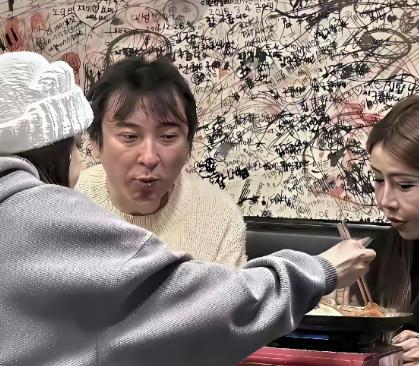 王思聪在日本，看着眼袋很大，一付提不起精神的样子，他也不缺钱还没40看起来像快5