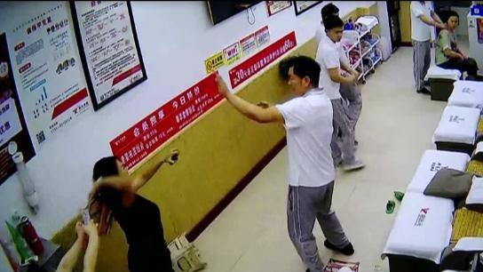“这下后悔了吧！”6月25日，湖南长沙，一女子到修脚房修脚时，在服务时间到了之后