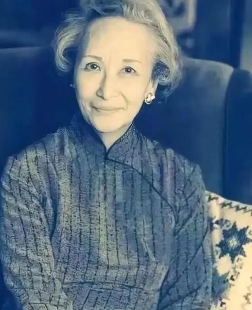 1973年，58岁的郑念拒绝出狱，她需要一个道歉。突然，暴跳如雷的监狱长，狠狠地