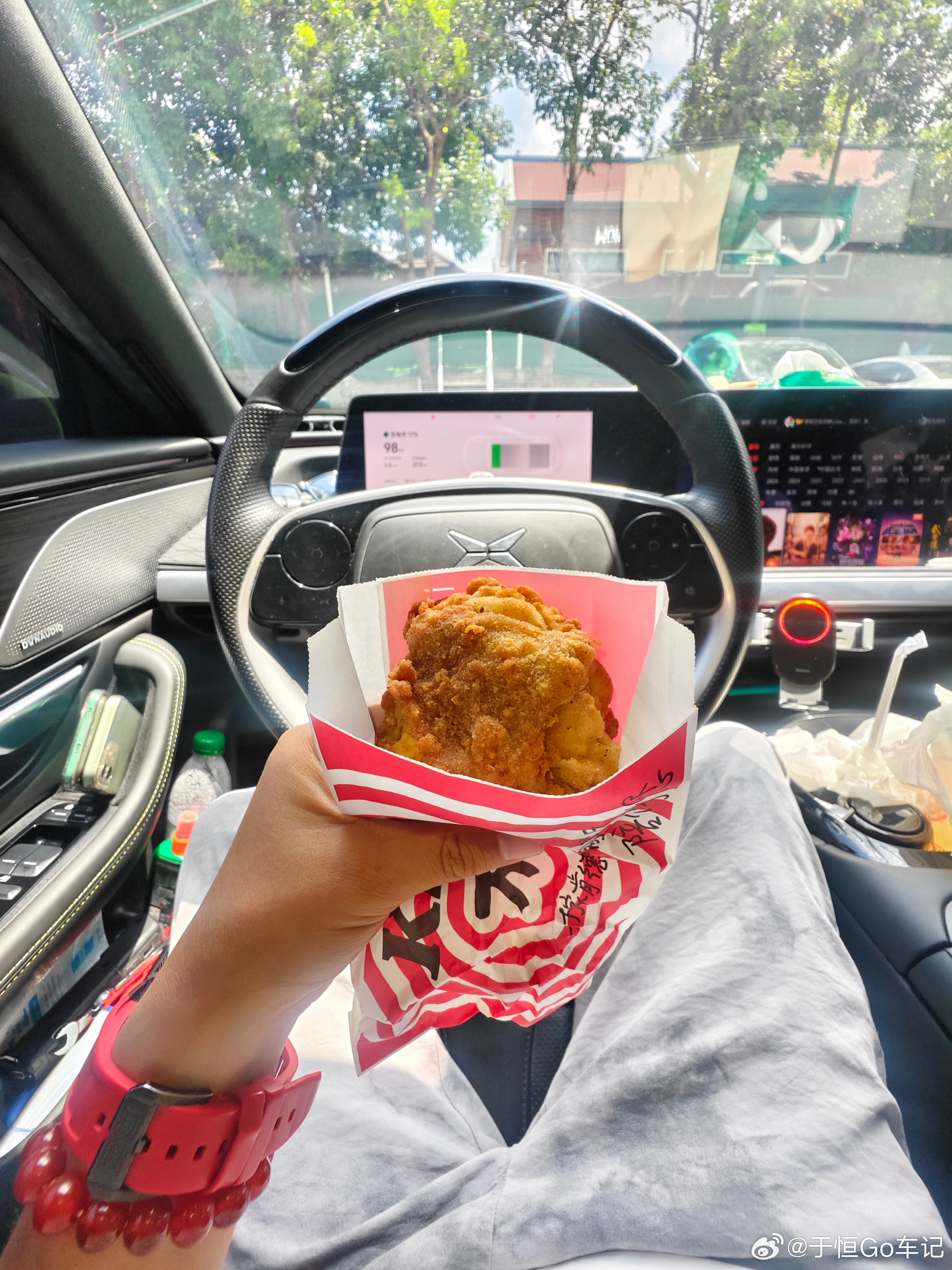 肯德基现在这么卷的吗？比平时多十块钱，多了一杯饮料一对鸡翅一个土豆泥一个汉堡！