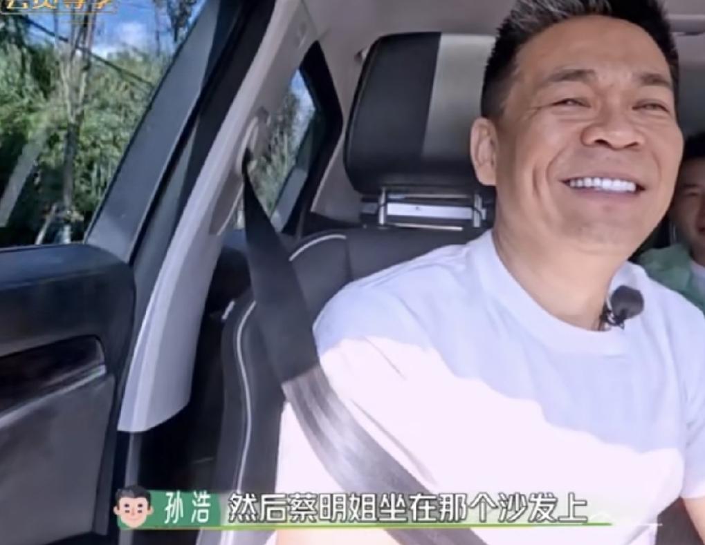 戴军说，瞿颖当年开了一间服装店，一个电话让蔡明、李静、戴军去挑衣服。瞿颖说，只要