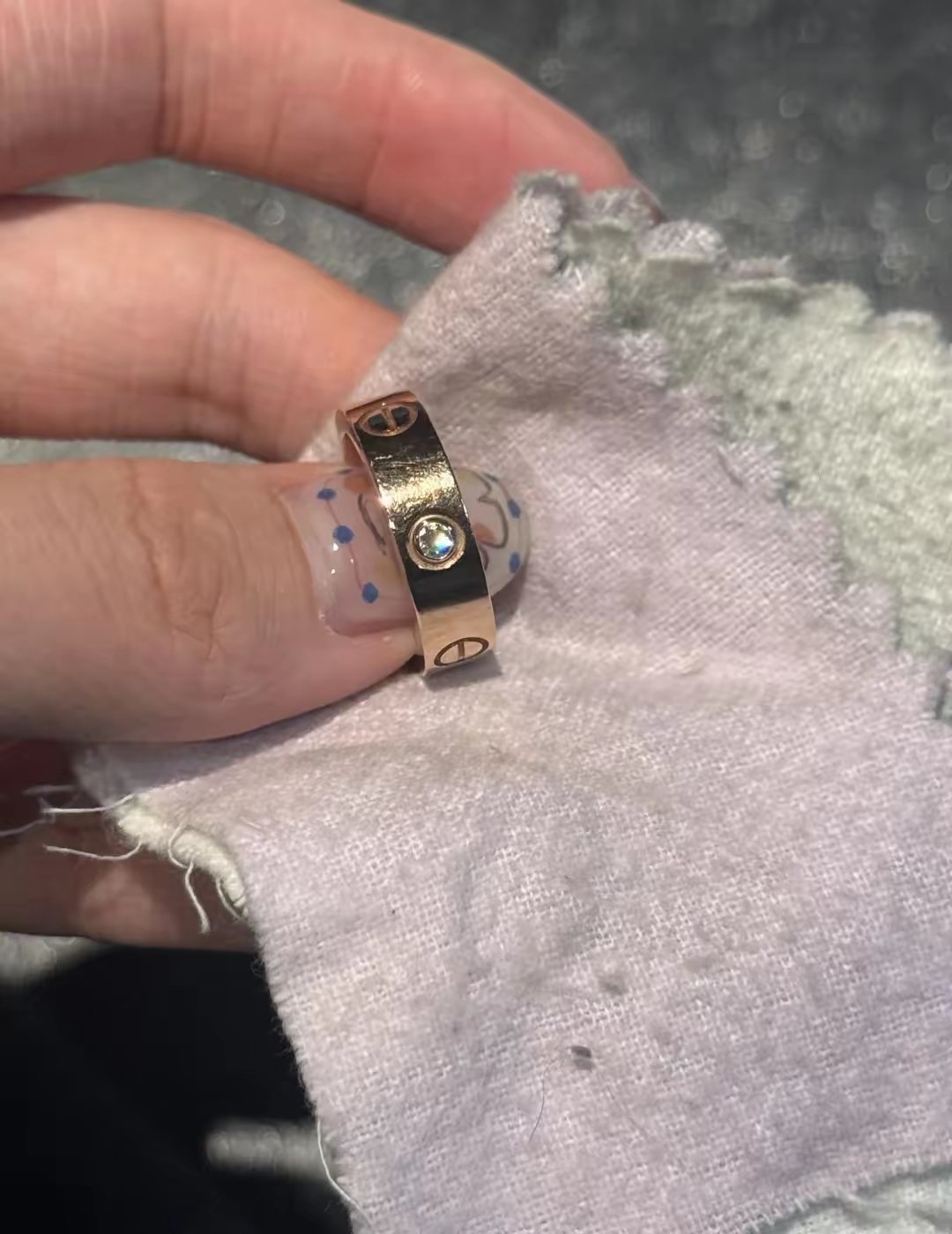 卡地亚的布到底是什么布十年前去卡地亚的时候柜哥帮我擦了一下戒指当场亮晕我我问他