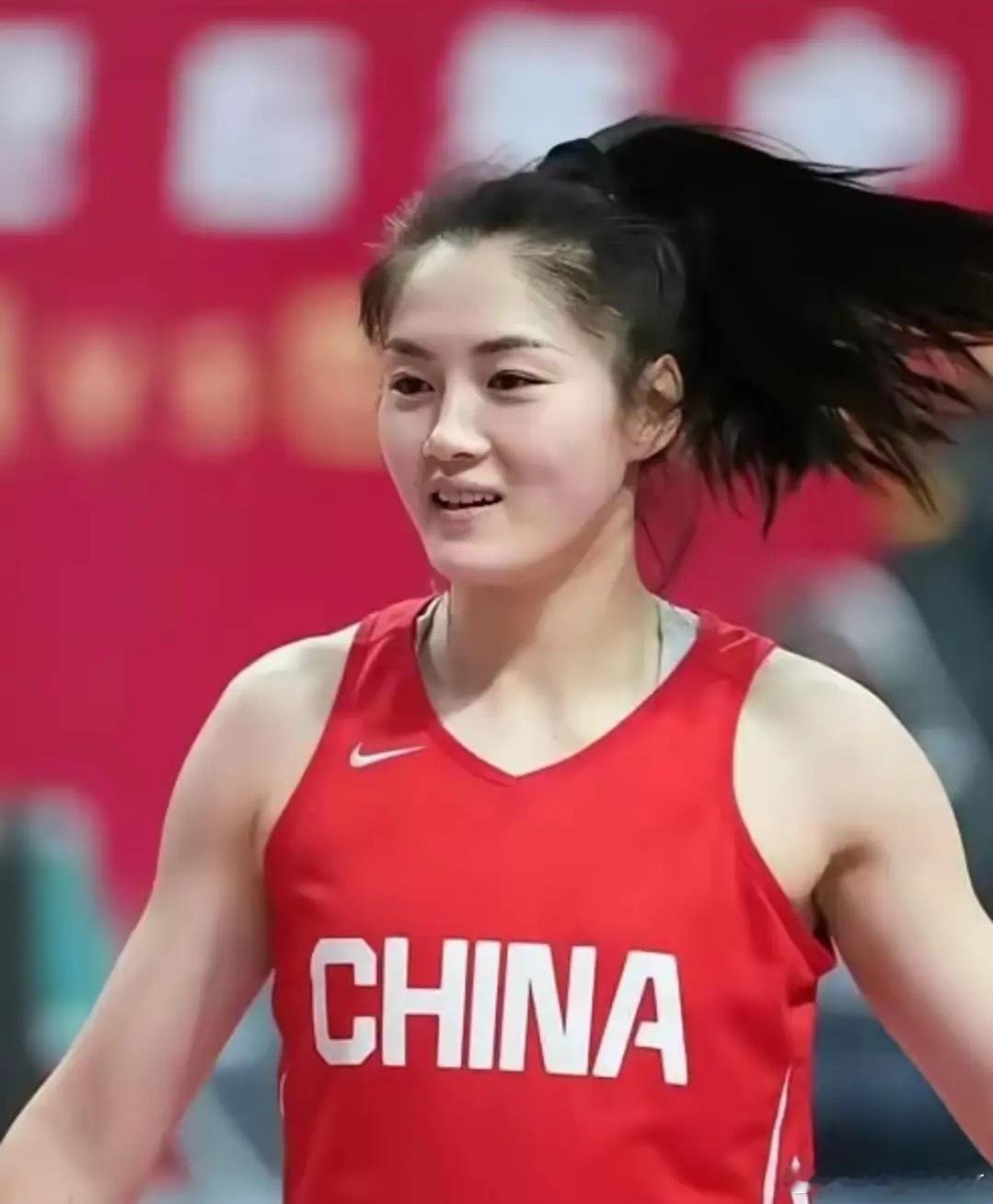 中国女篮缺了头号核心，全世界都看衰！郑薇亲口说，李梦是国内现役最好攻击手，没有