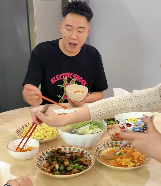 李亚鹏背后的女人，一年时间，从出租屋杀进联排别墅，这事儿不对劲。深挖下去，才发