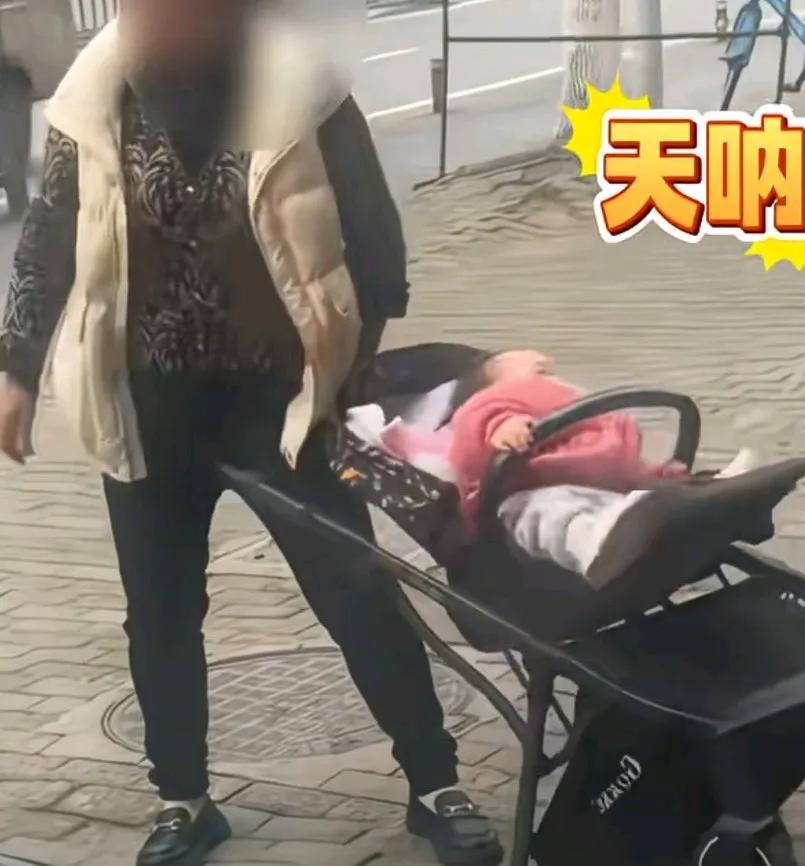 孩子坐在婴儿车上，大妈摇晃持续了十多分钟，拍摄说，不清楚是孩子家长还是育儿嫂，