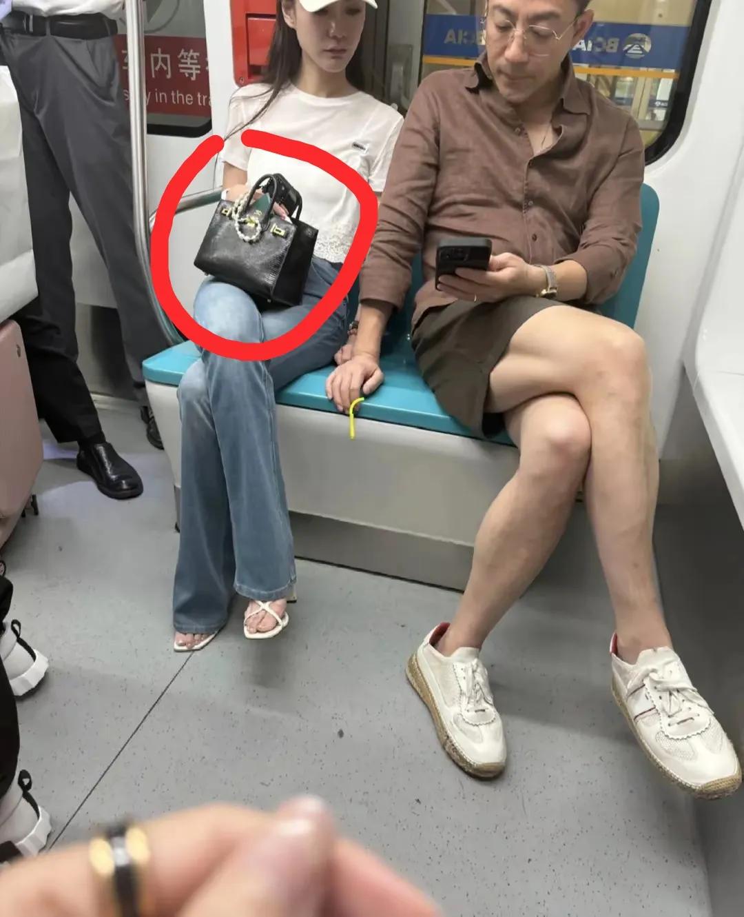 汪小菲确实变了，他和马筱梅在台北坐地铁出行，马筱梅背着爱马仕包包，坐姿优雅，汪小