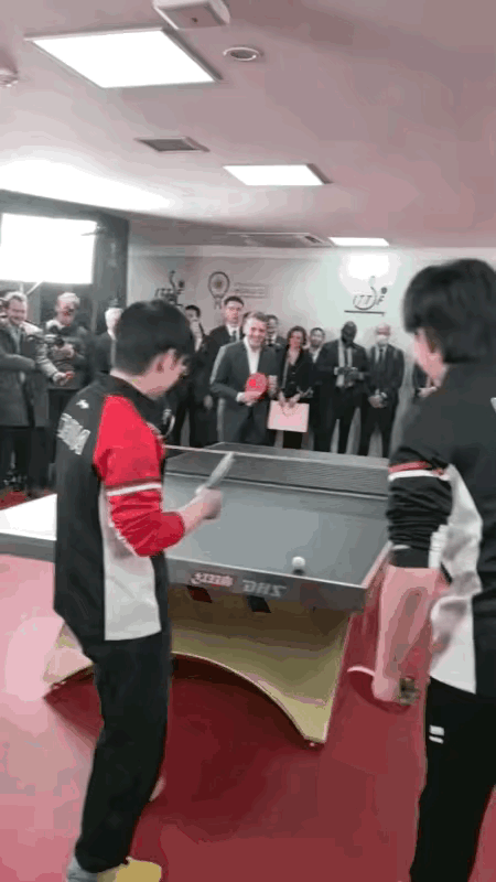 马克龙见到莎莎开始演我！这是乒乓球友谊赛，还是大型追星现场？马克龙有要莎莎微信么