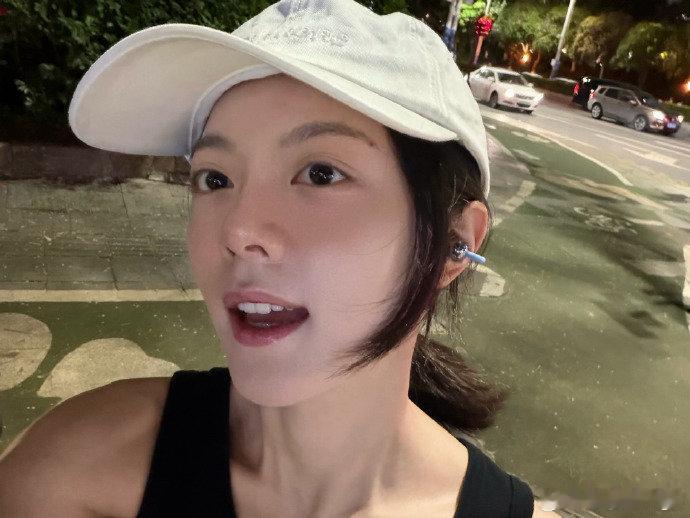 赵今麦citybike九宫格赵今麦这组照片真的赢很大！不是刻意摆拍的僵硬感，而
