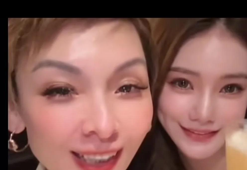小梅和麻六记的高管一起吃午饭，开心的分享马上要去国外参加活动哦。洋洋也是嘱咐小梅