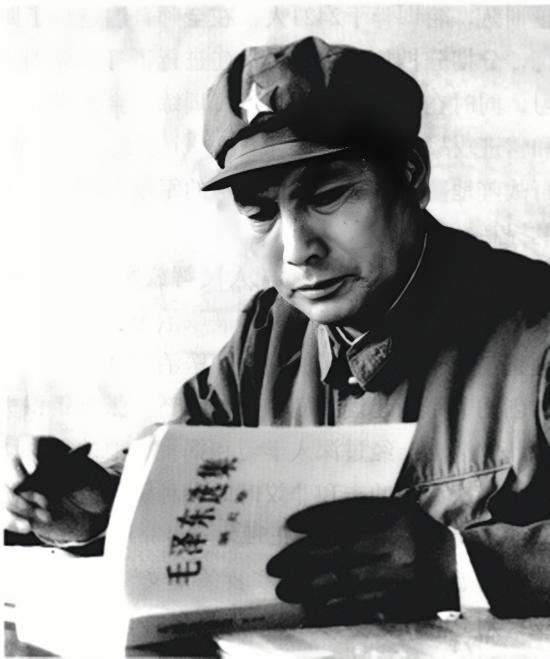 1976年伟大领袖毛主席逝世，张万年悲痛地对身边的警卫排长说，小张啊，没有毛主席