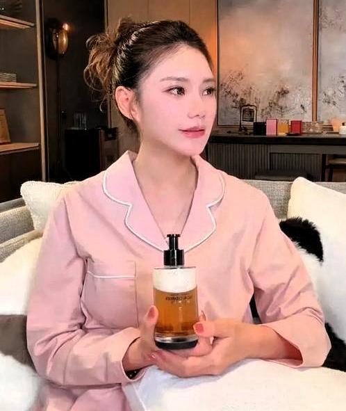 筱梅要调整工作了，有点突然，她说未来两个月不飞了，不去台湾了，她之前一直飞来飞去