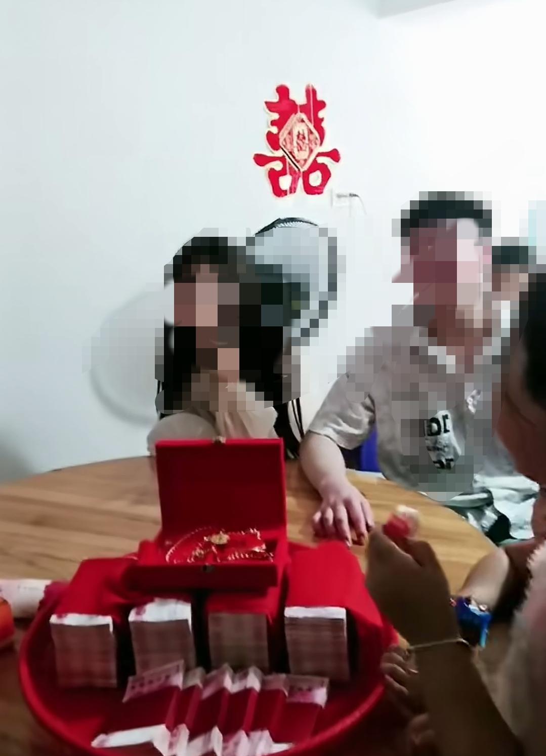 46万彩礼，整整齐齐的4沓，外加6万元，上面还摆了几件金器。这是江西商量结婚事宜