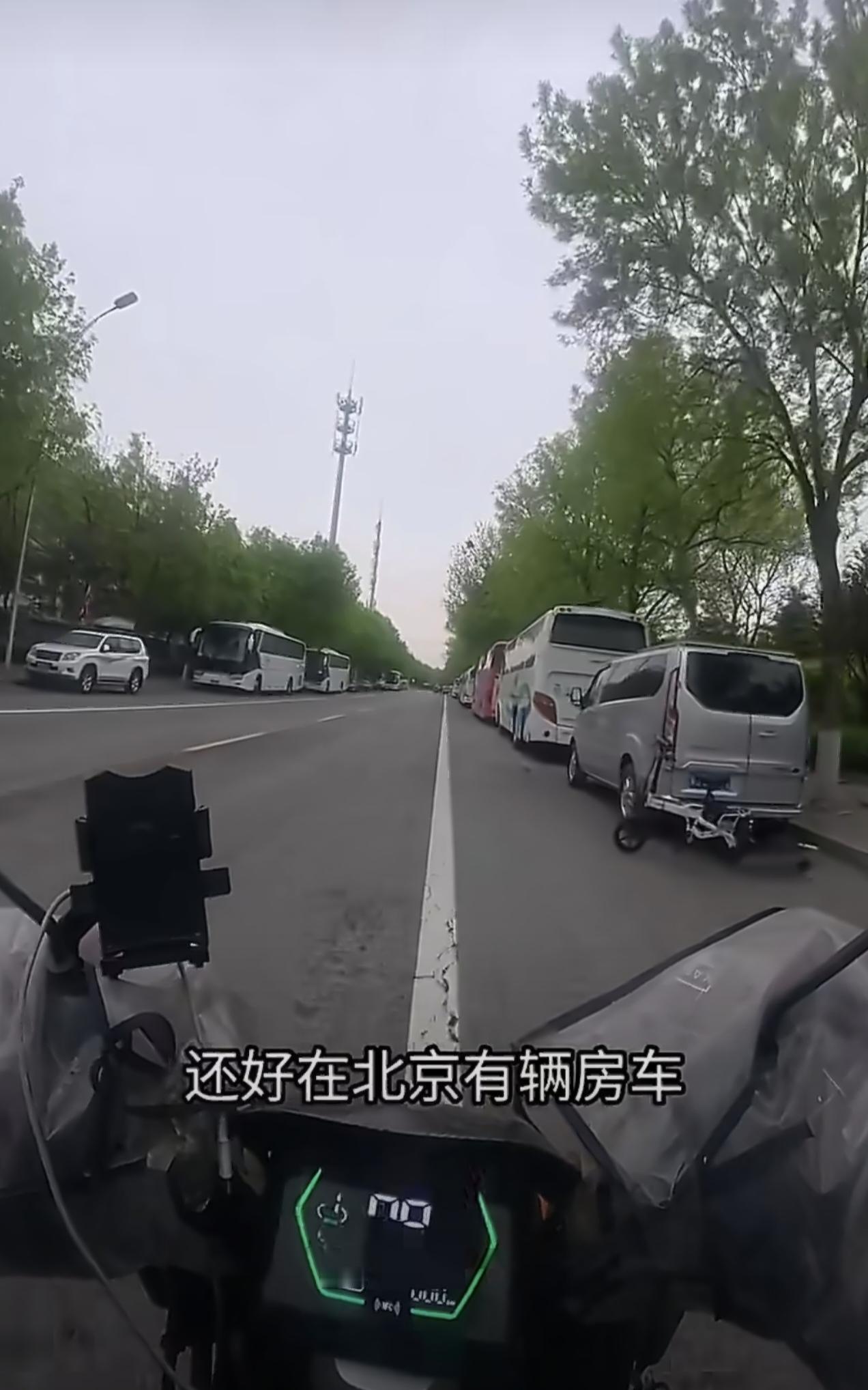 在北京打拼的一名外卖小哥，为了省下住宿费，找到了一辆报废的大巴，稍微一改装，成了