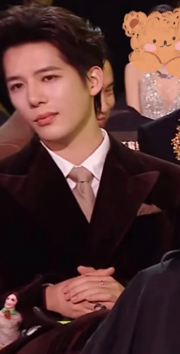 有没有人告诉我王大将军腿上这个玩偶是谁！看着直播！发现王安宇腿上咋有个玩偶！哈哈