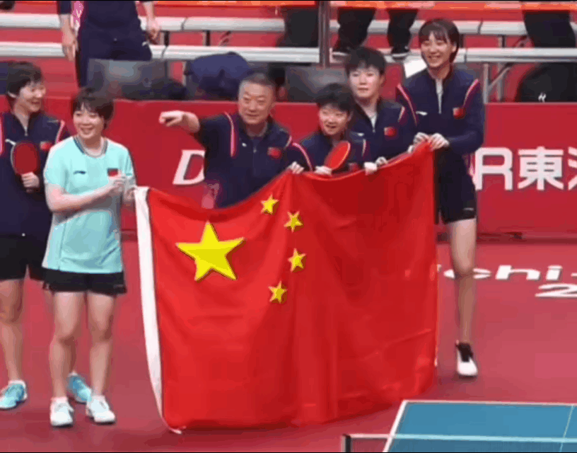 有谁注意到，昨天女团夺冠后，莎莎拍照时手里一直握着球拍，这怎么不算吃一堑长一智