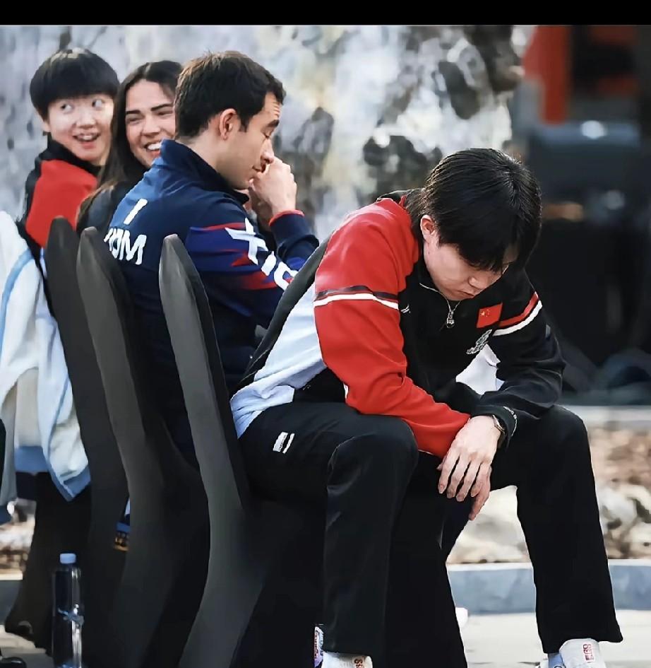 咱就是说这图怎么这么好笑[呲牙笑]你看他委屈那样[捂脸哭]是不是有种想哄哄他的冲