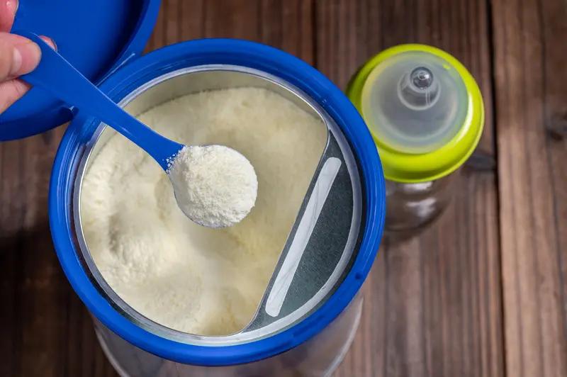 央视曝光的河南中牟假奶粉案，揭开了黑心资本践踏食品安全的丑陋面纱。在城郊偏僻仓库